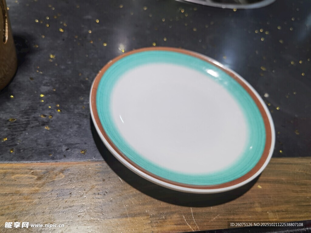 青边白瓷碗