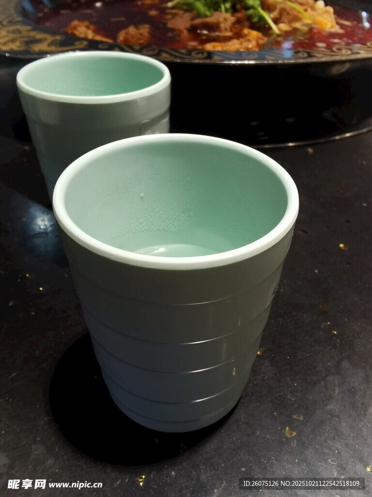 浅绿色陶瓷杯