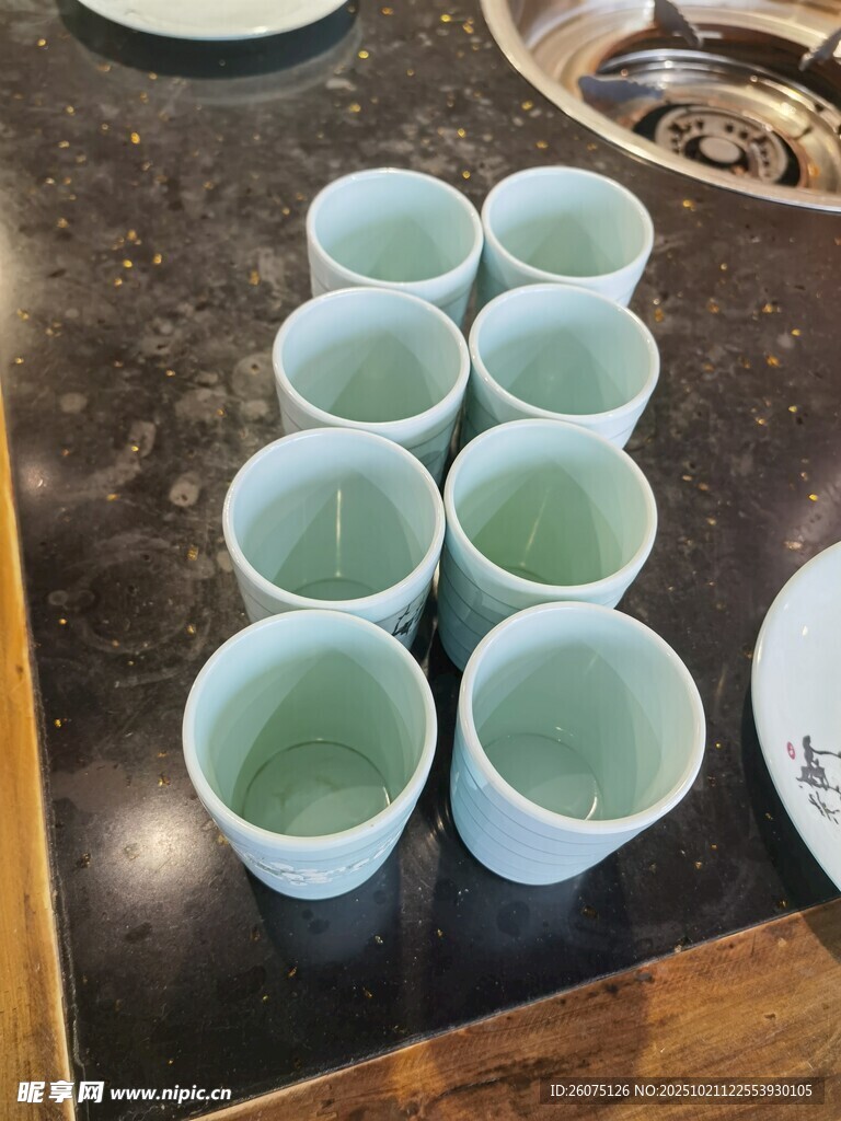 一排青绿色陶瓷杯