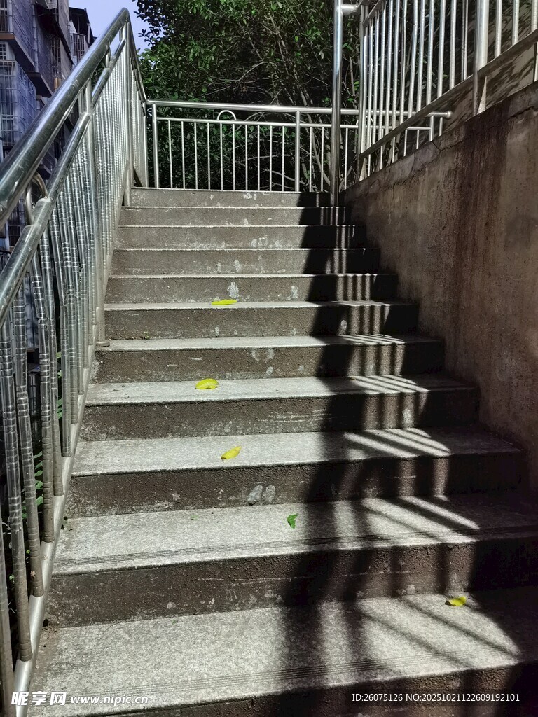 户外金属扶手水泥阶梯