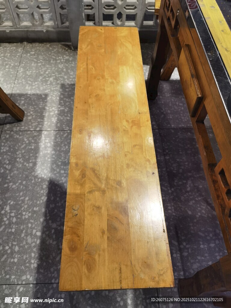 实木长桌纹理精美有光泽