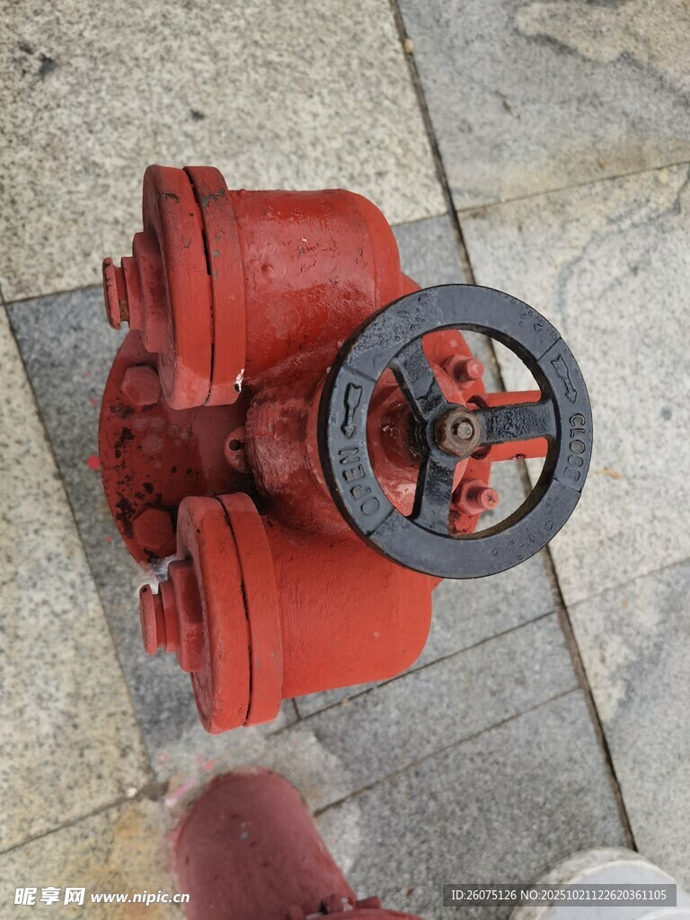 红色消防栓阀门特写