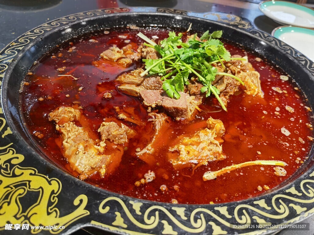 香辣诱人的红油牛肉火锅