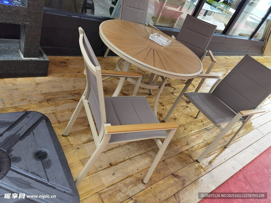 简约木质桌椅组合展示