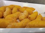 金黄炸物摆于盘中