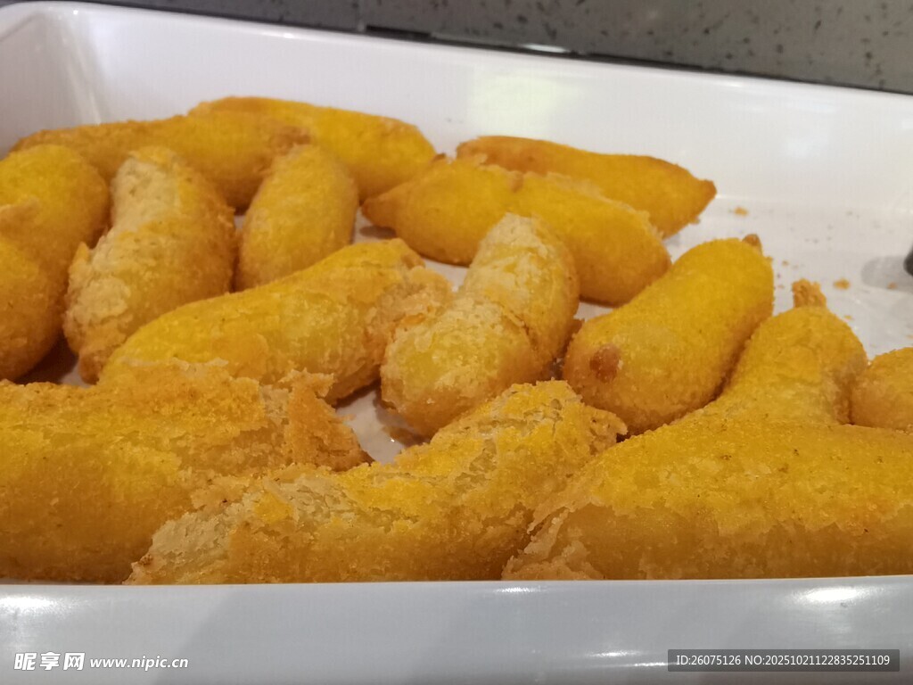 金黄炸物摆于盘中