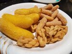 盘中美味香蕉脆与麻花