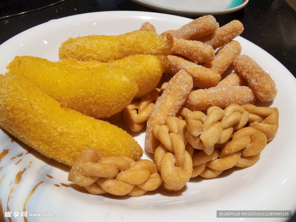 盘中美味香蕉脆与麻花