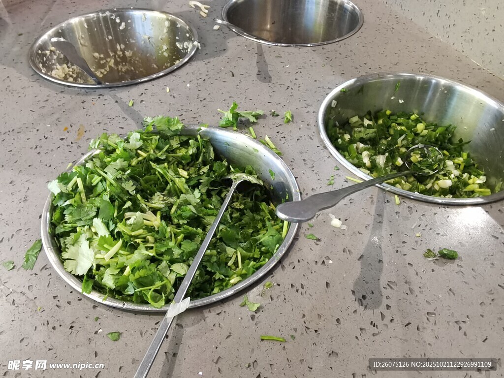 新鲜切碎蔬菜待加工