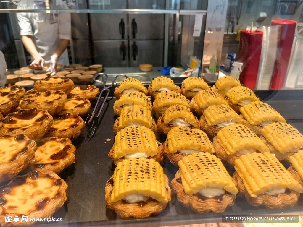 多样美味糕点整齐陈列
