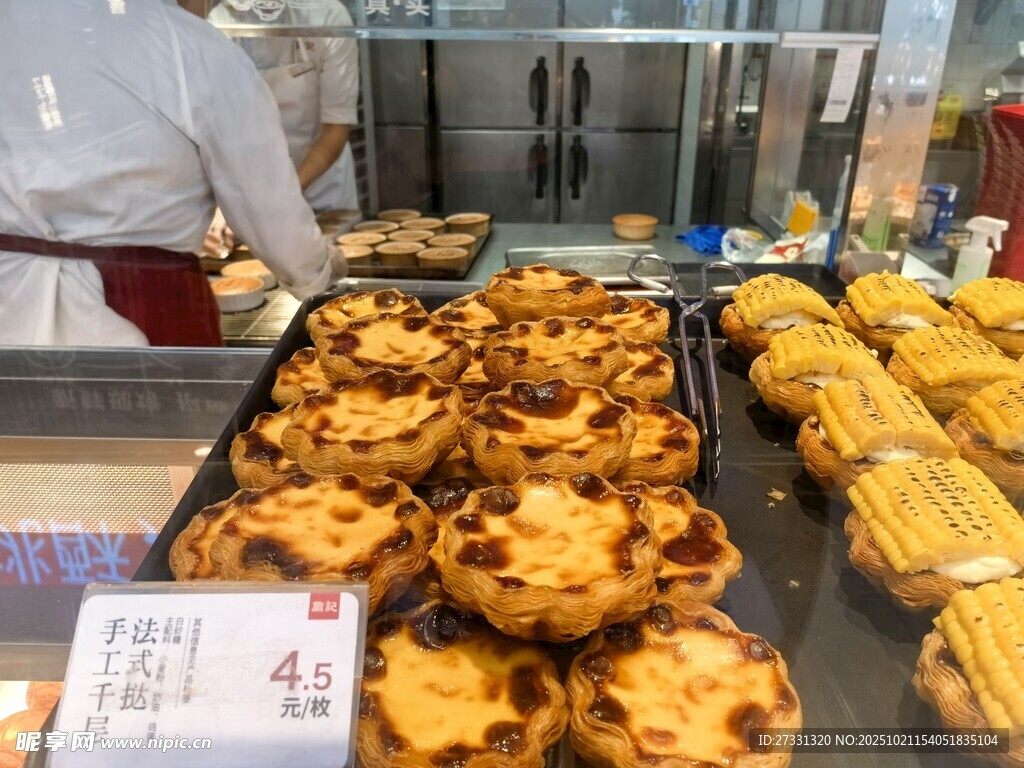 街头美味糕点与玉米售卖