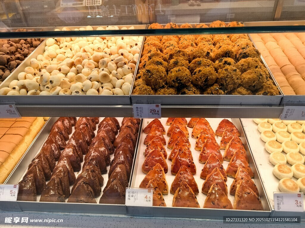 多样美味糕点陈列展示
