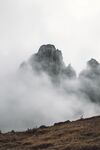 云雾缭绕中的巍峨山峰