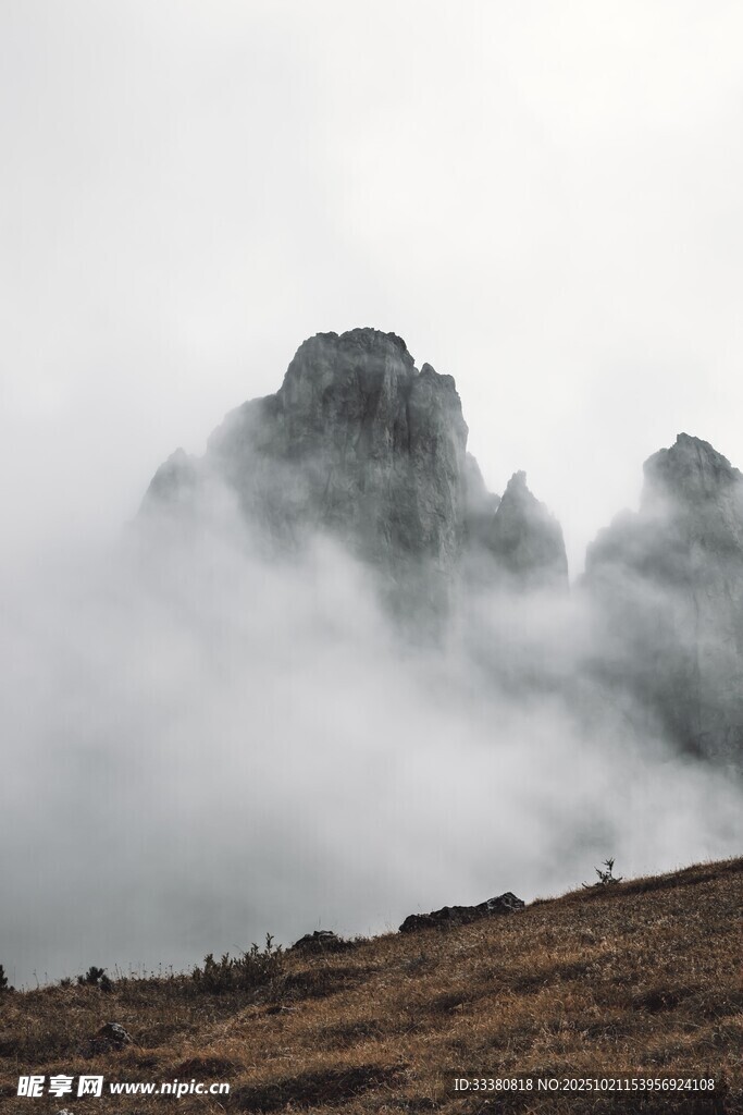 云雾缭绕中的巍峨山峰