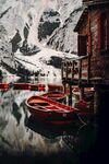 雪山湖畔的红色小船