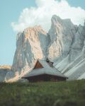 山间小屋与壮丽山峰景观