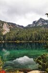 山间碧绿湖泊秀丽风光