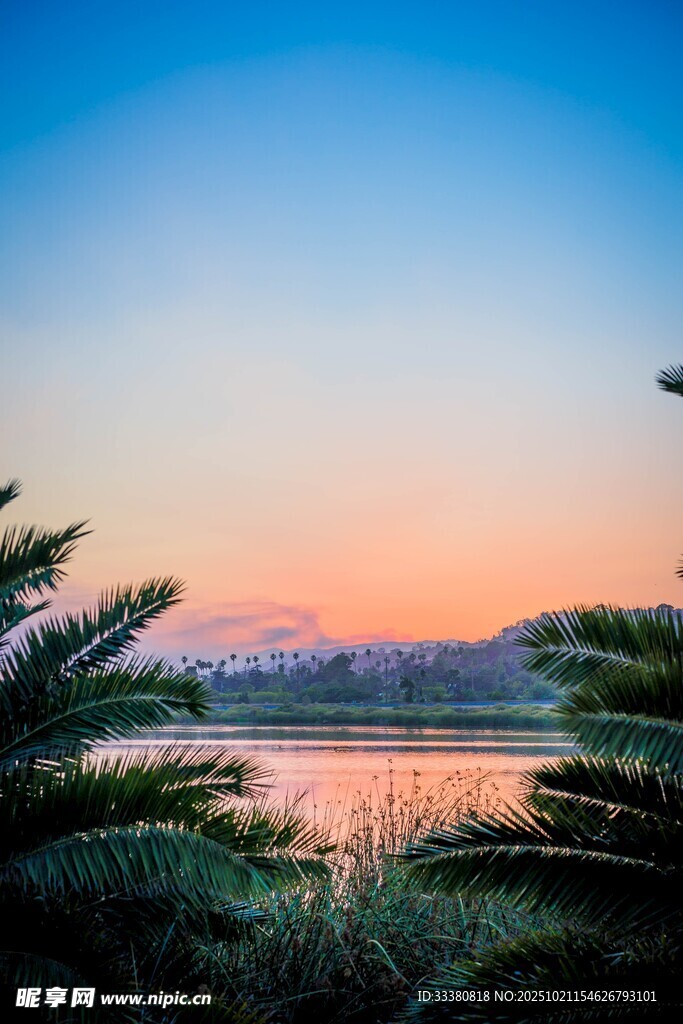 湖畔黄昏美景
