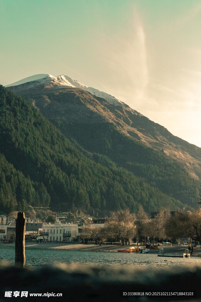湖畔雪山美景