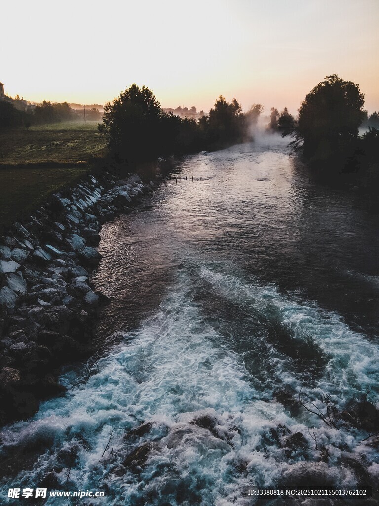 河畔日出美景