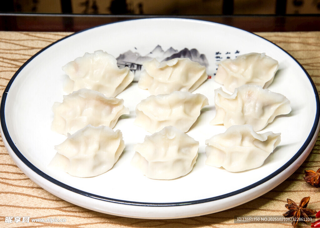 美味饺子摆放在白色盘中