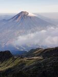 壮丽富士山云雾缭绕景观