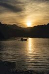 夕阳下湖面的泛舟美景