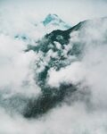 云海中的山峦奇观