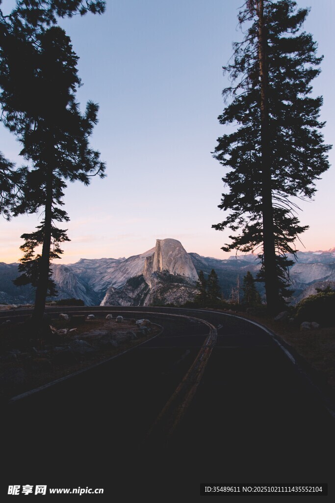 黄昏山林间的静谧景致