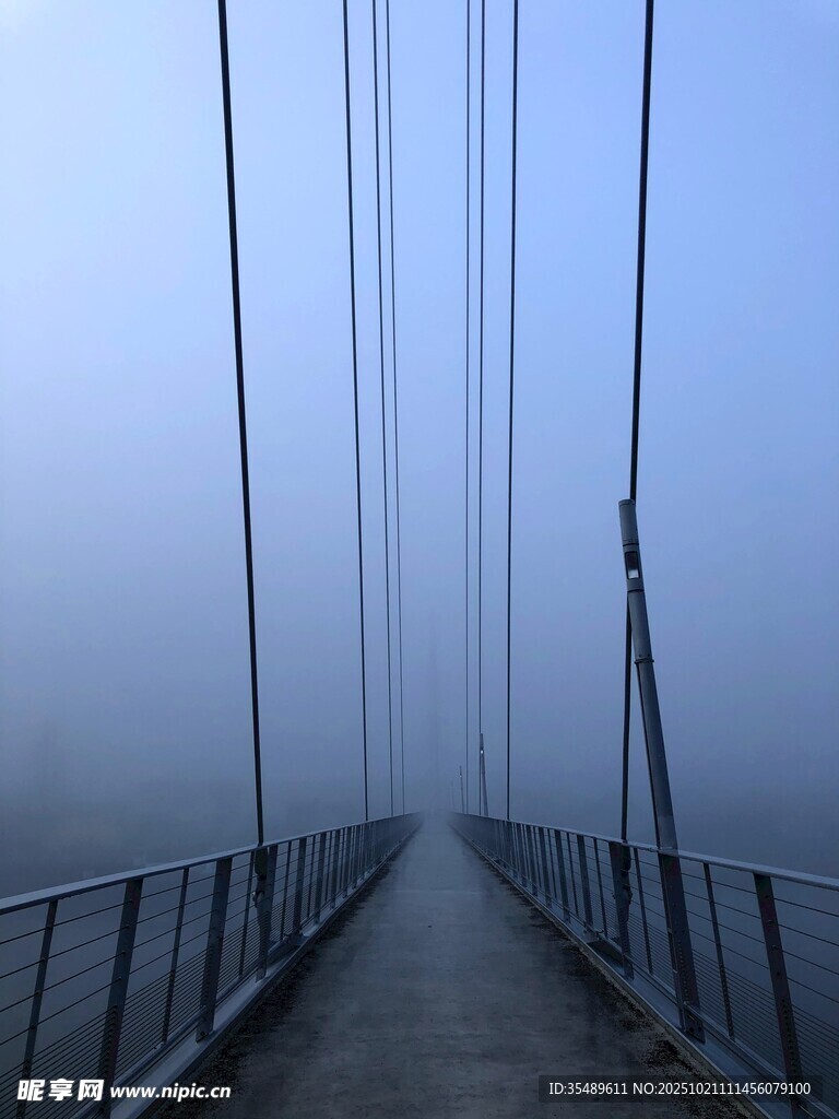 雾中悬索桥
