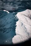俯瞰冰雪覆盖的壮丽海岸线