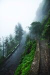 山间雾中蜿蜒的静谧公路