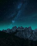 夜空下的巍峨山脉与星河