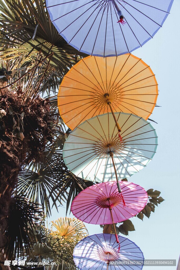 彩色纸伞装饰的浪漫场景