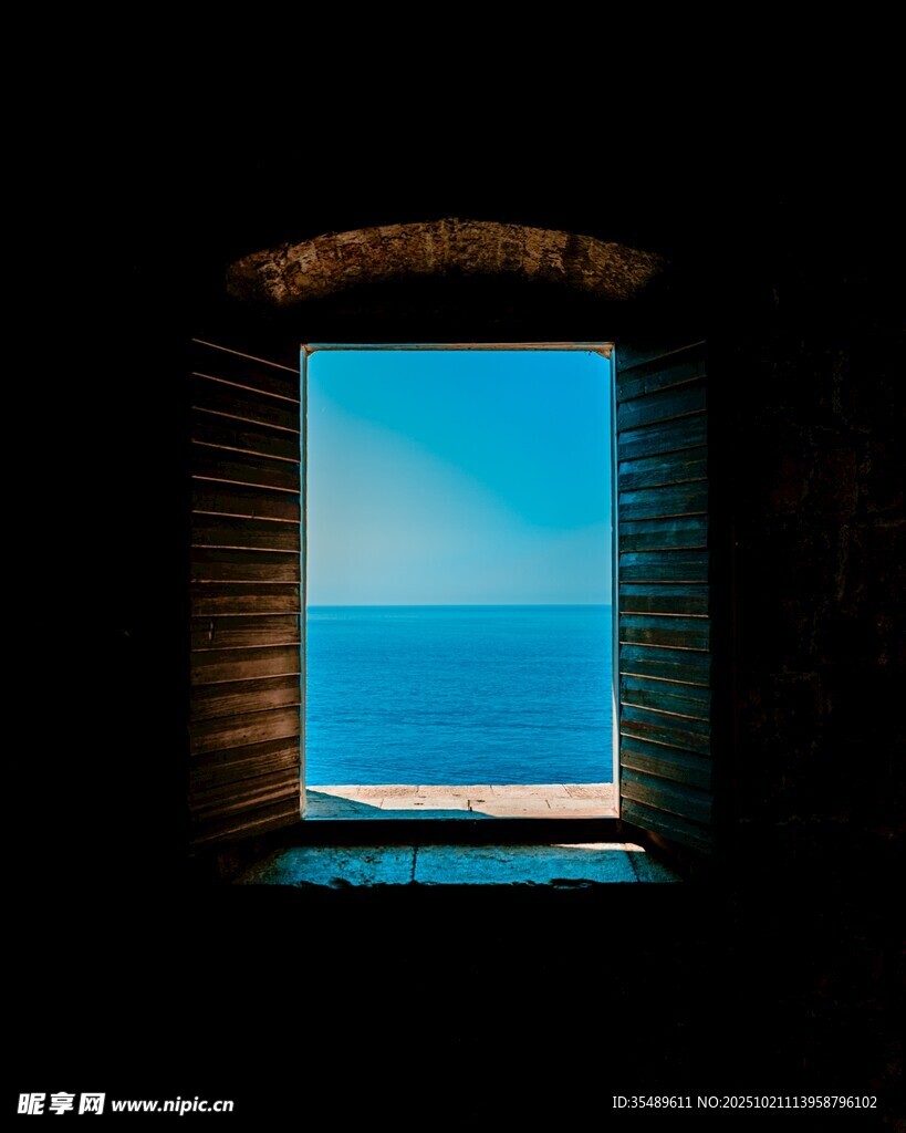 透过窗洞望碧海蓝天