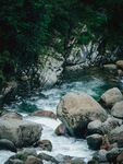 山间溪流与嶙峋怪石