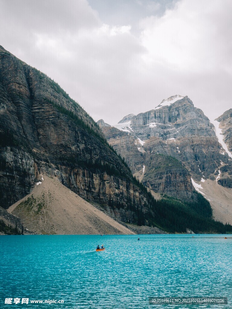 蓝湖映山景