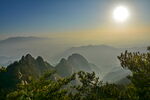 日出时分的壮丽山峦景色