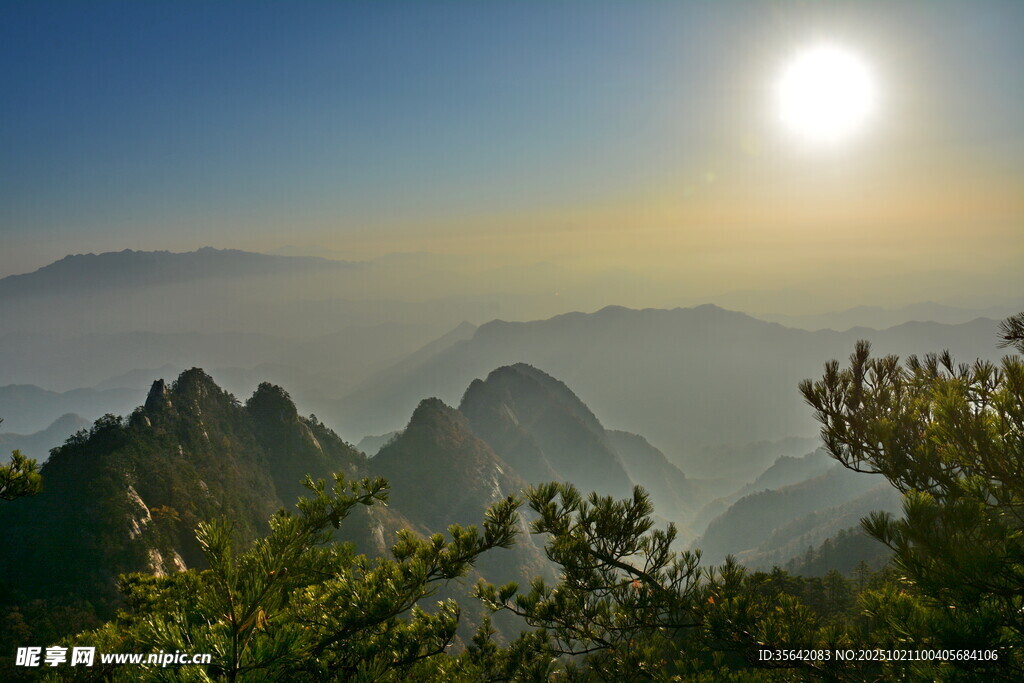 日出时分的壮丽山峦景色