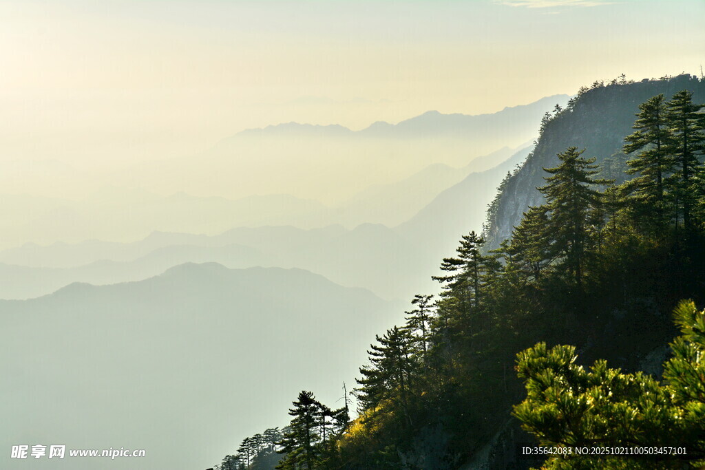 山间晨曦下的葱郁峻岭