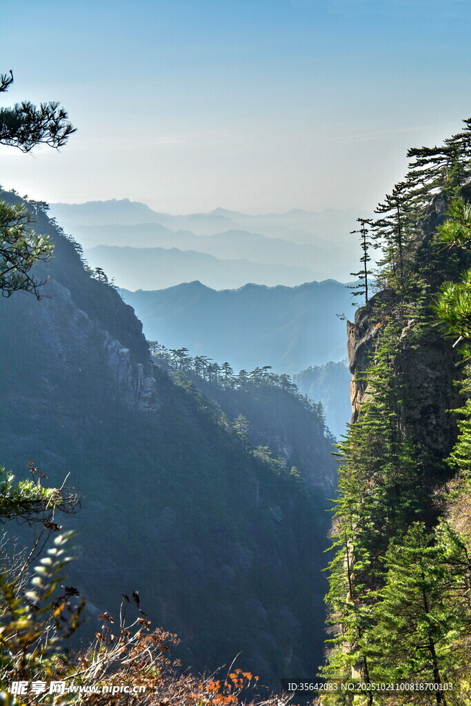壮丽山景 奇峰峻岭入眼帘