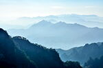 山峦叠嶂的壮美自然景观