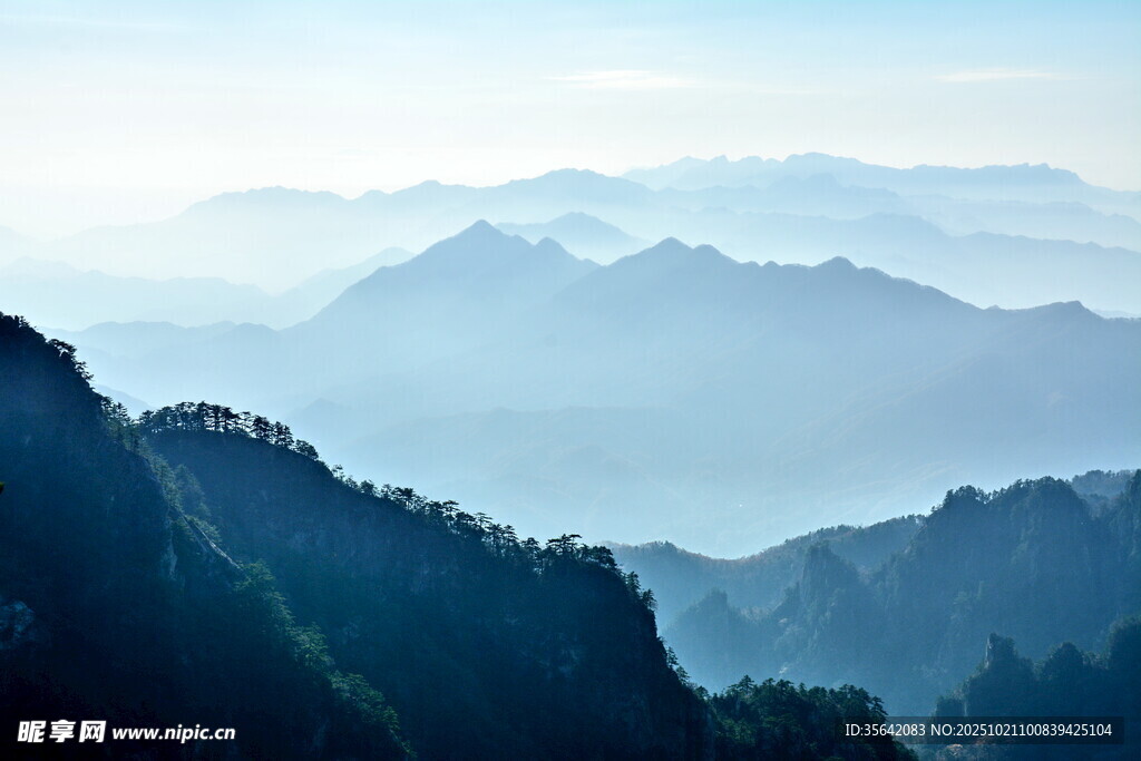 山峦叠嶂的壮美自然景观
