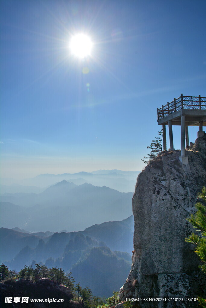悬崖观景台赏壮丽山景