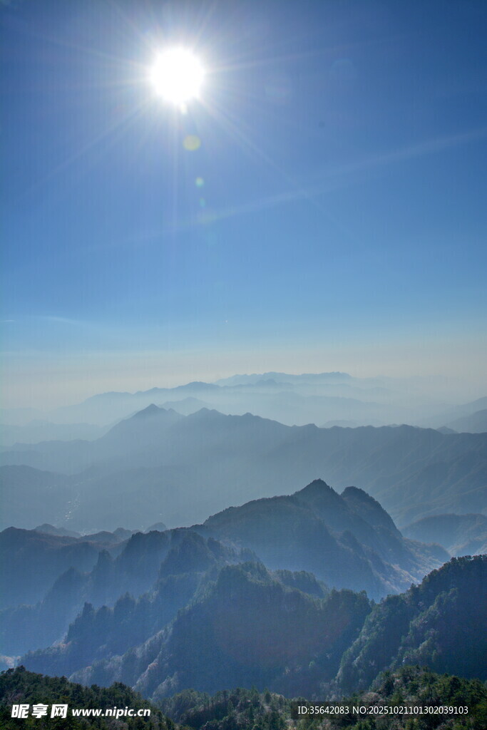 日出照耀连绵山峦美景