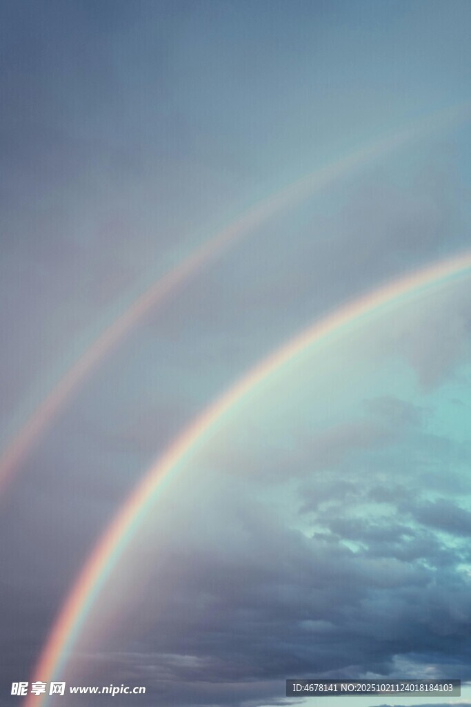 天空中的绚丽双彩虹