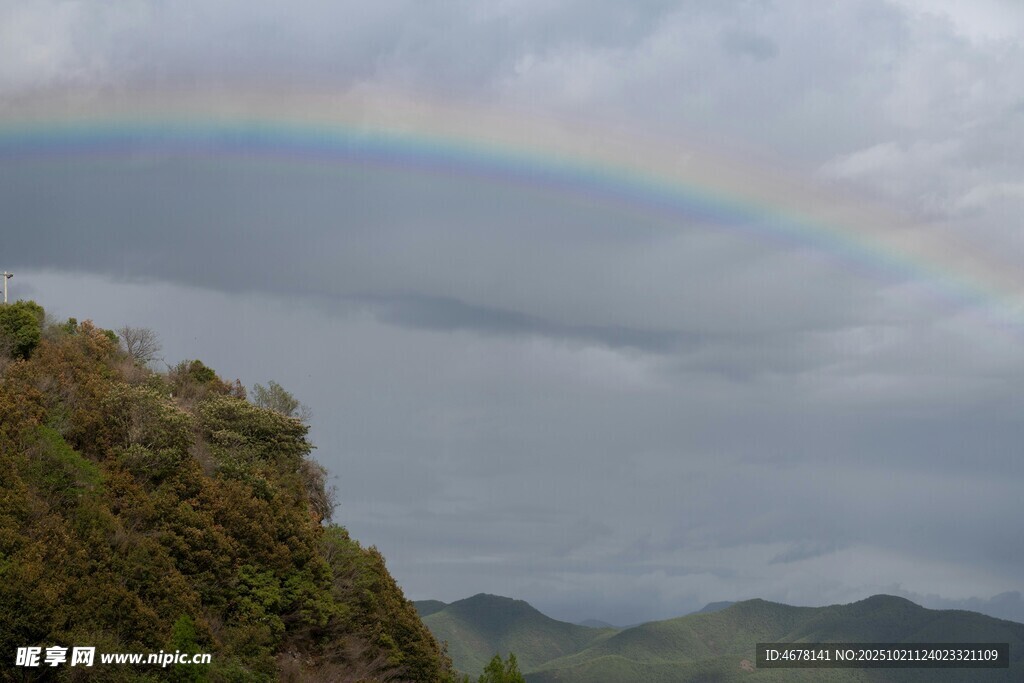 山间彩虹横跨天际