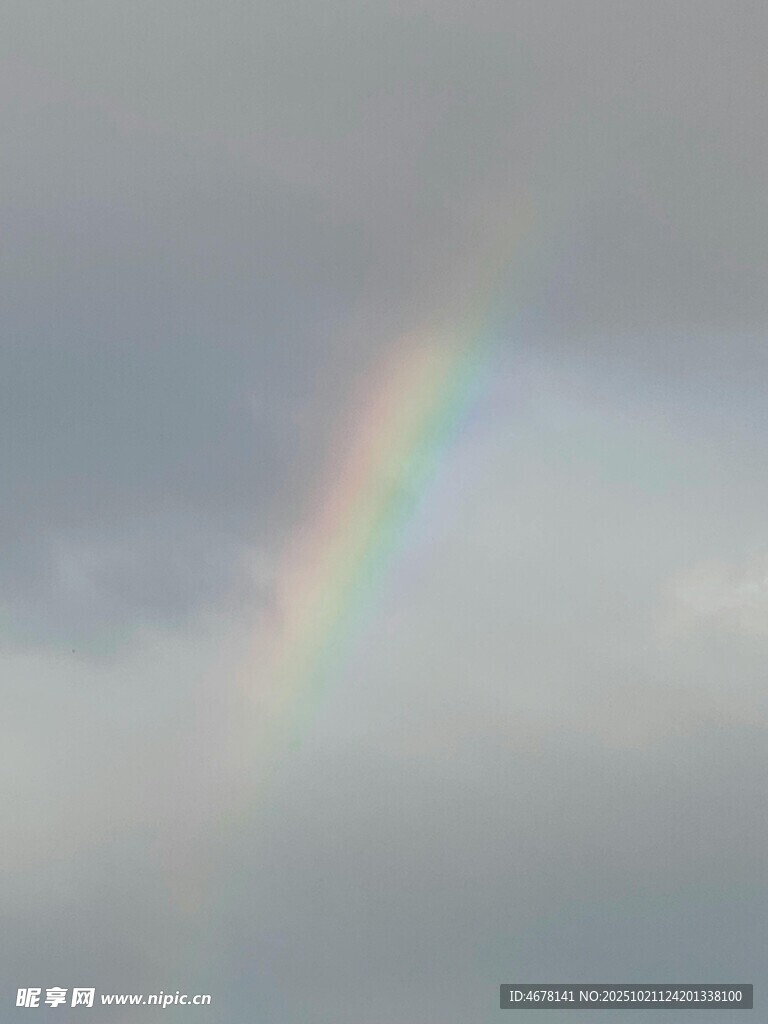 天空中绚丽的彩虹