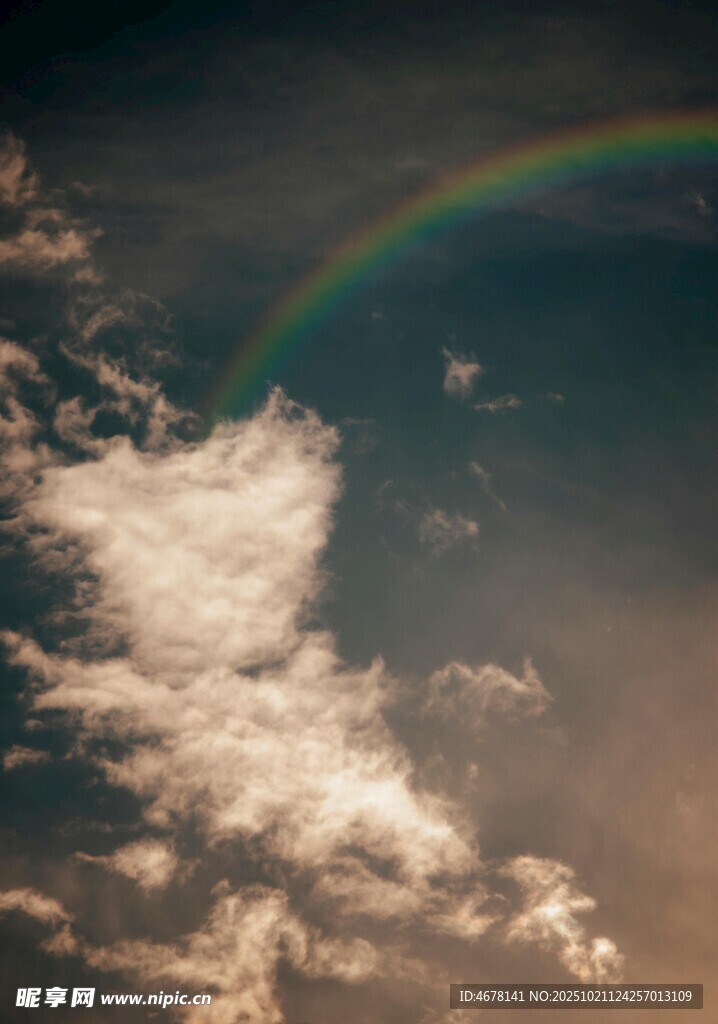 天空中的绚丽彩虹