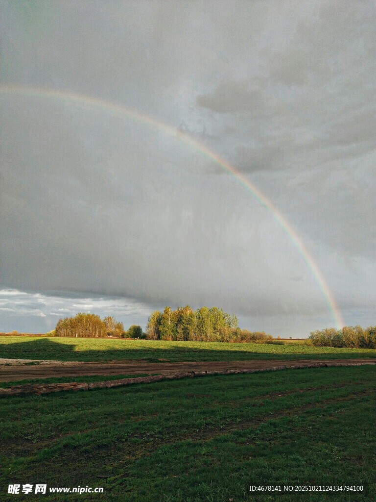 田野上空的壮观雨幕景观